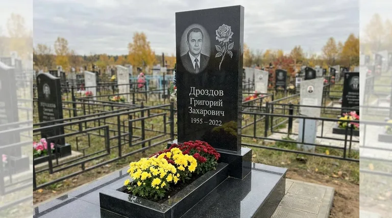 Памятник с гравировкой роз — выполненная работа «Дроздов» в Норильске