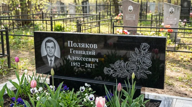 Памятник с гравировкой роз — выполненная работа «Поляков» в Норильске