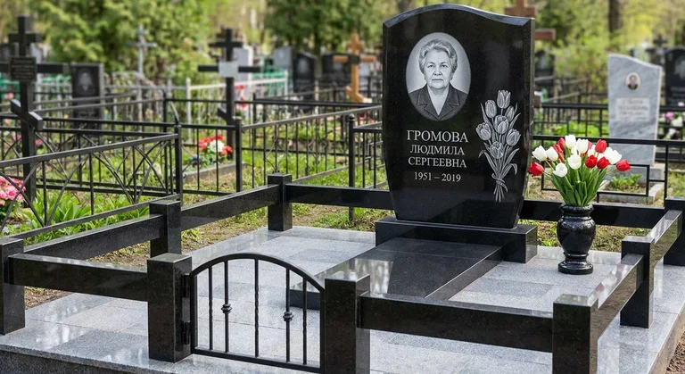 Памятник с гравировкой тюльпанов — выполненная работа «Громова» в Норильске
