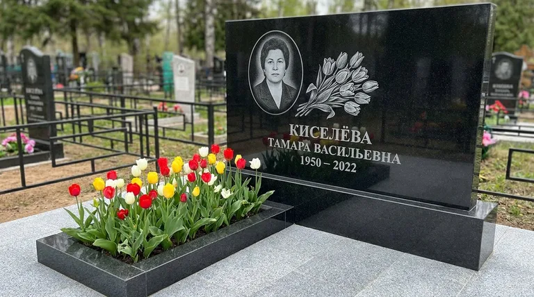 Памятник с гравировкой тюльпанов — выполненная работа «Киселёва» в Норильске