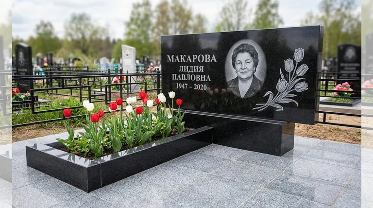 Памятник с гравировкой тюльпанов — выполненная работа «Макарова» в Норильске
