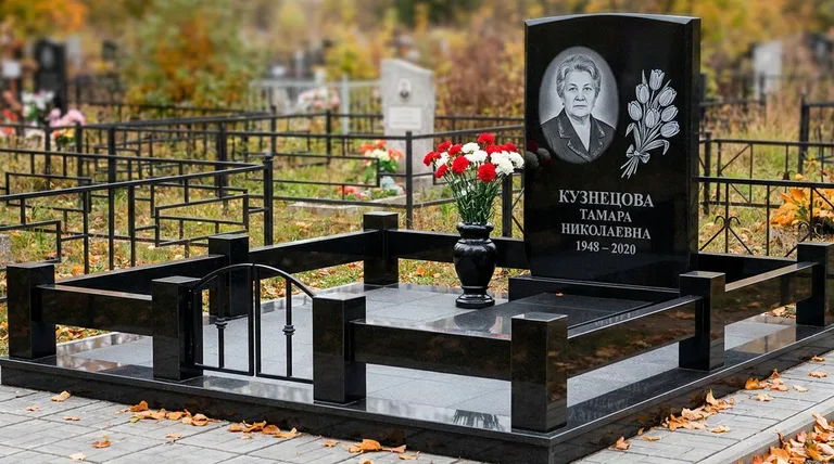 Памятник с гравировкой тюльпанов — выполненная работа «Кузнецова» в Норильске