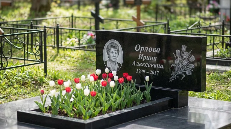 Памятник с гравировкой тюльпанов — выполненная работа «Орлова» в Норильске