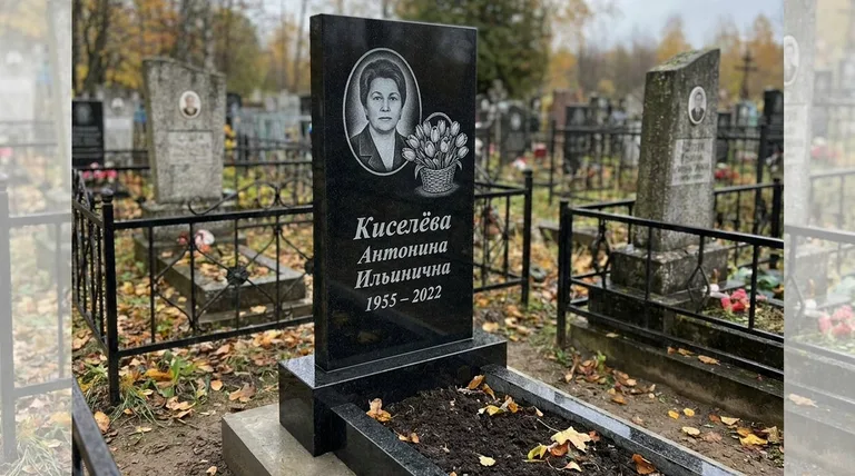 Памятник с гравировкой тюльпанов — выполненная работа «Киселёва» в Норильске