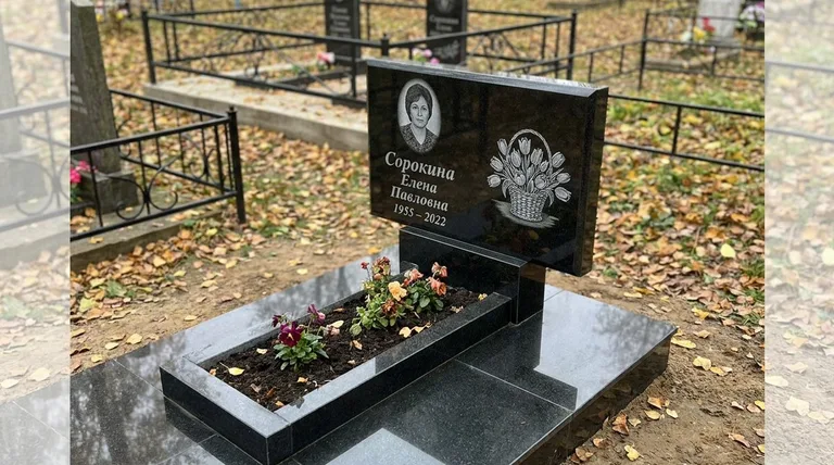 Памятник с гравировкой тюльпанов — выполненная работа «Сорокина» в Норильске