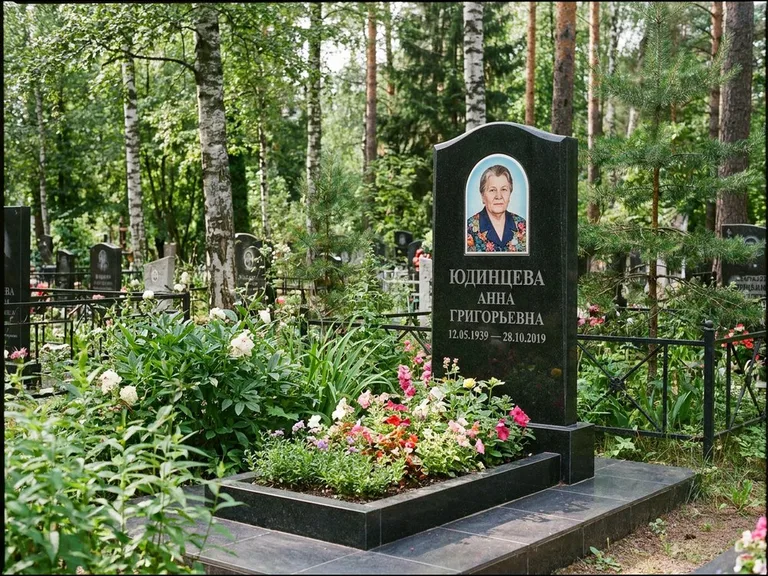 Овальный портрет на памятнике весной в Норильске