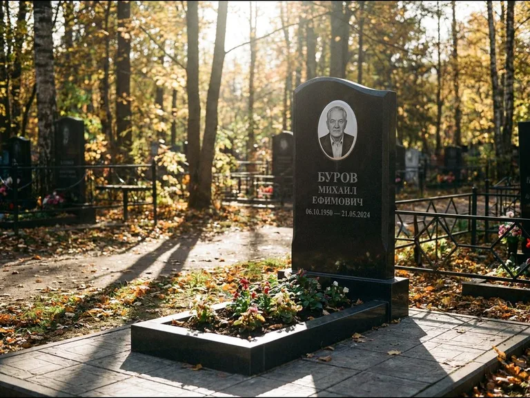 Овальный керамический портрет — установленная работа в Норильске