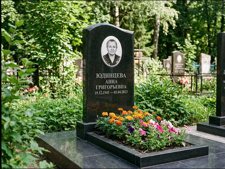 Овальный портрет на сером граните — работа «Юдинцева» в Норильске