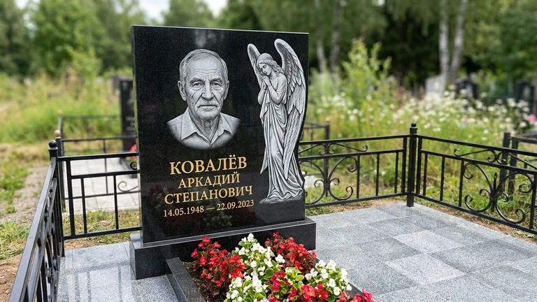 Гравировка ангела на памятник в Норильске — памятник из чёрного гранита с гравировкой