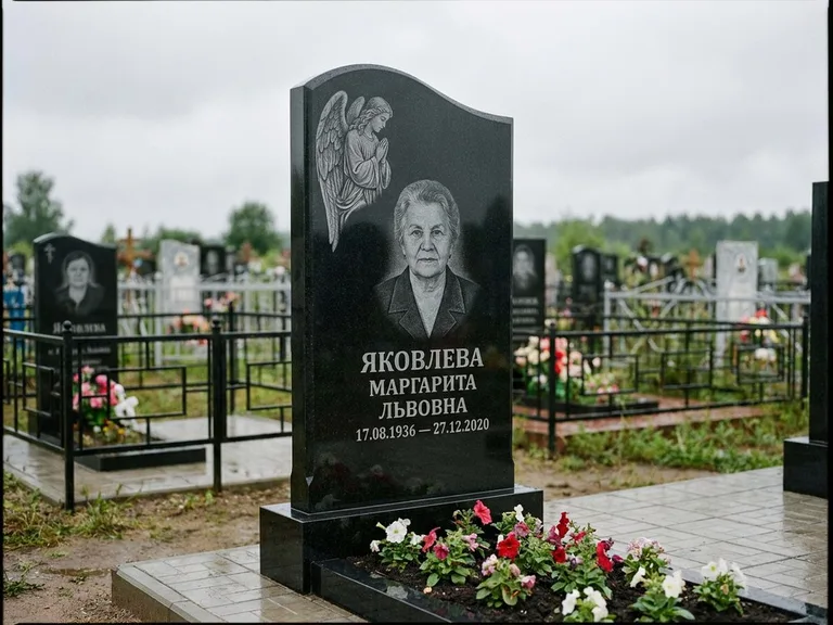 Памятник с гравировкой ангела — гравировка молящегося ангела в верхней части стелы, работа «Яковлева» в Норильске