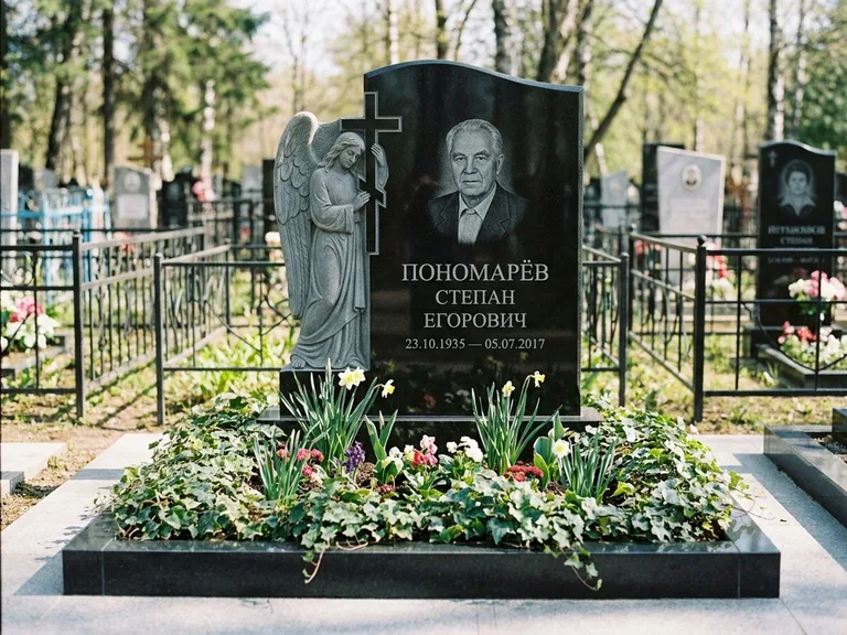 Памятник с гравировкой ангела — гравировка ангела с крестом рядом с эпитафией, работа «Пономарёв» в Норильске