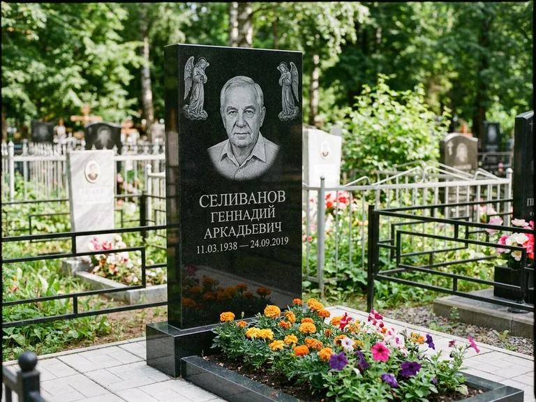Памятник с гравировкой ангела — гравировка двух ангелов по сторонам портрета, работа «Селиванов» в Норильске