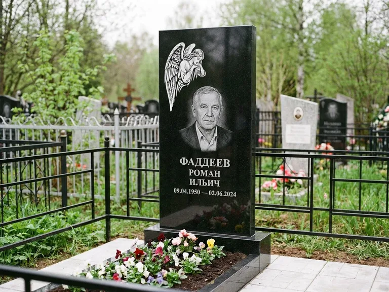 Памятник с гравировкой ангела — белая гравировка скорбящего ангела над портретом, работа «Фаддеев» в Норильске