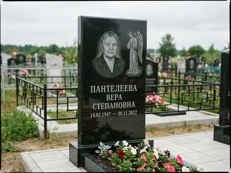 Памятник с гравировкой ангела — гравировка ангела-хранителя сбоку от портрета, работа «Пантелеева» в Норильске