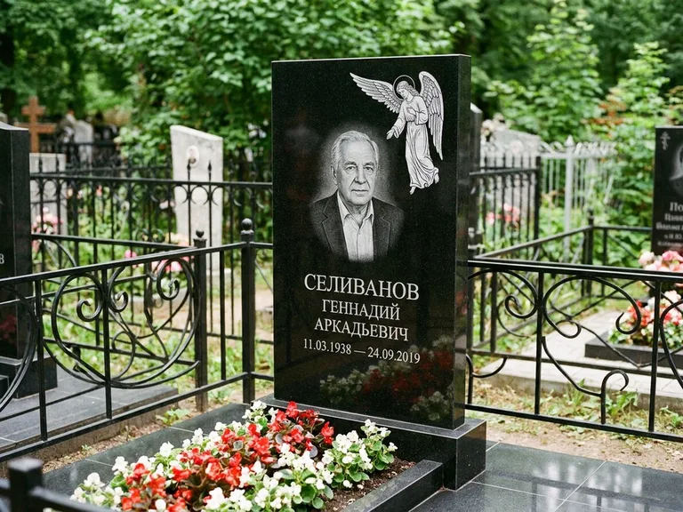 Памятник с гравировкой ангела — белая гравировка скорбящего ангела над портретом, работа «Селиванов» в Норильске