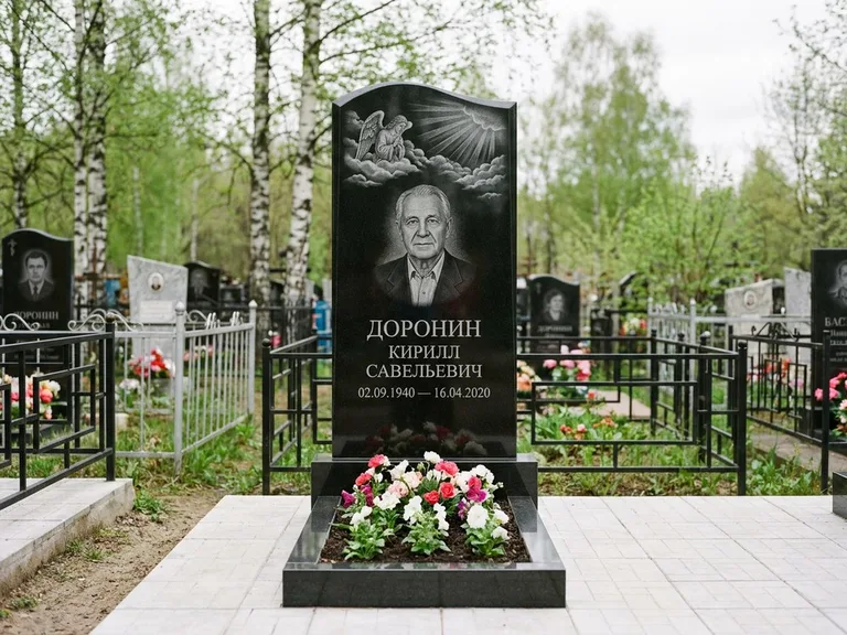 Памятник с гравировкой ангела — гравировка ангела в облаках с лучами над портретом, работа «Доронин» в Норильске