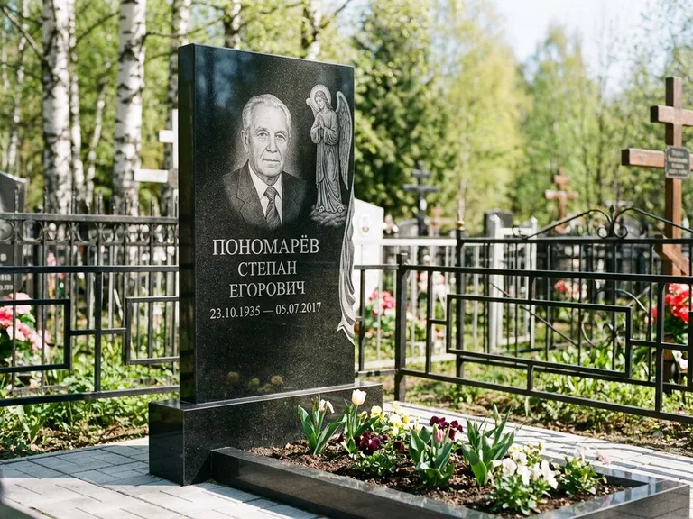 Памятник с гравировкой ангела — гравировка ангела-хранителя сбоку от портрета, работа «Пономарёв» в Норильске