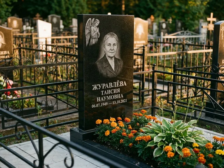 Памятник с гравировкой ангела — гравировка молящегося ангела в верхней части стелы, работа «Журавлёва» в Норильске