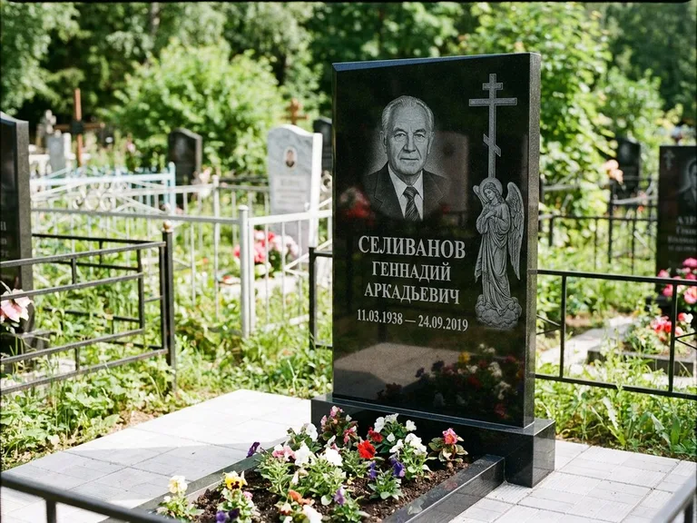Памятник с гравировкой ангела — гравировка ангела с крестом рядом с эпитафией, работа «Селиванов» в Норильске