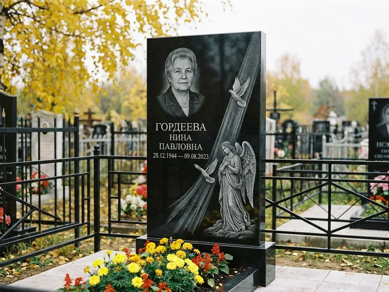 Памятник с гравировкой ангела — гравировка ангела с голубем по диагонали стелы, работа «Гордеева» в Норильске