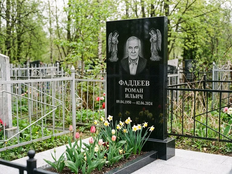 Памятник с гравировкой ангела — гравировка двух ангелов по сторонам портрета, работа «Фаддеев» в Норильске