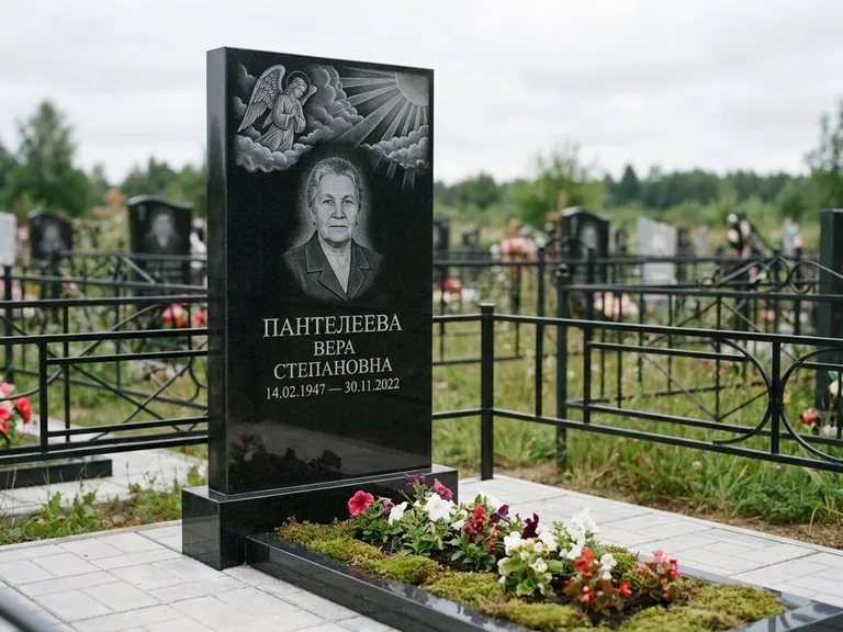 Памятник с гравировкой ангела — гравировка ангела в облаках с лучами над портретом, работа «Пантелеева» в Норильске