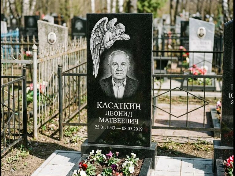 Памятник с гравировкой ангела — белая гравировка скорбящего ангела над портретом, работа «Касаткин» в Норильске