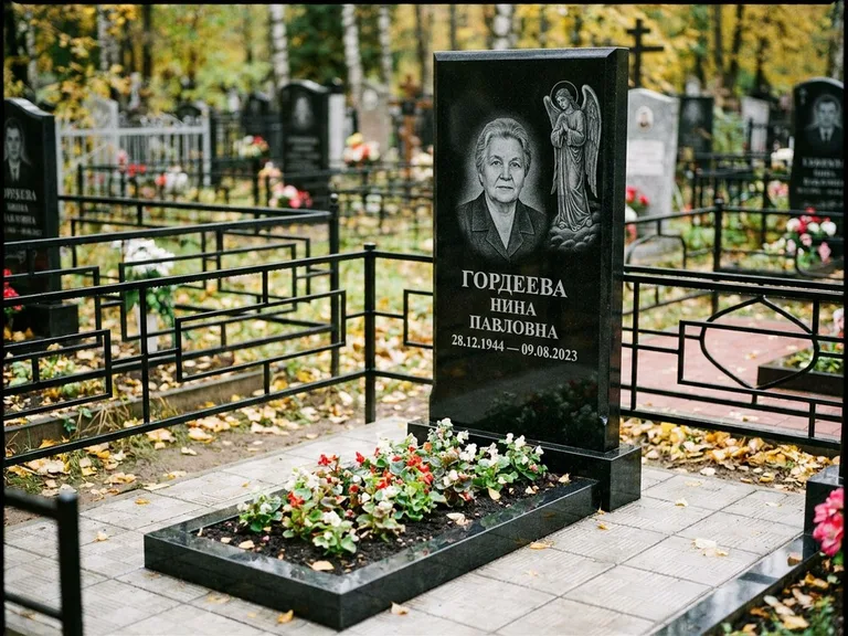 Памятник с гравировкой ангела — гравировка ангела-хранителя сбоку от портрета, работа «Гордеева» в Норильске