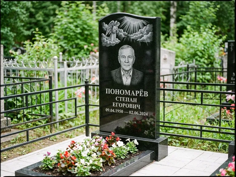 Памятник с гравировкой ангела — гравировка ангела-хранителя сбоку от портрета, работа «Лобанова» в Норильске