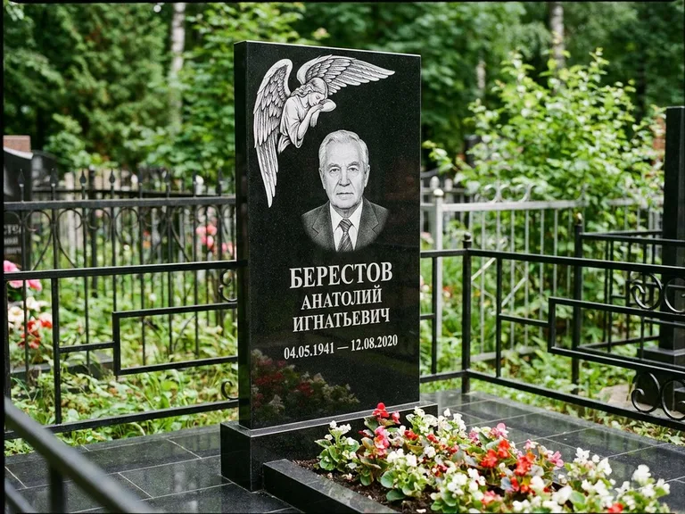 Памятник с гравировкой ангела — гравировка молящегося ангела в верхней части стелы, работа «Свиридов» в Норильске