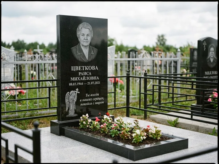 Памятник с гравировкой ангела — гравировка двух ангелов по сторонам портрета, работа «Яковлева» в Норильске