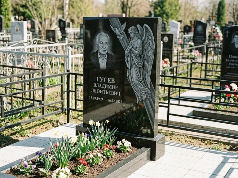 Памятник с гравировкой ангела — гравировка ангела в облаках с лучами над портретом, работа «Пономарёв» в Норильске