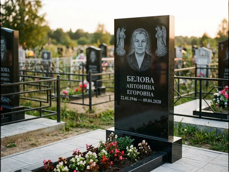 Памятник с гравировкой ангела — белая гравировка скорбящего ангела над портретом, работа «Журавлёва» в Норильске