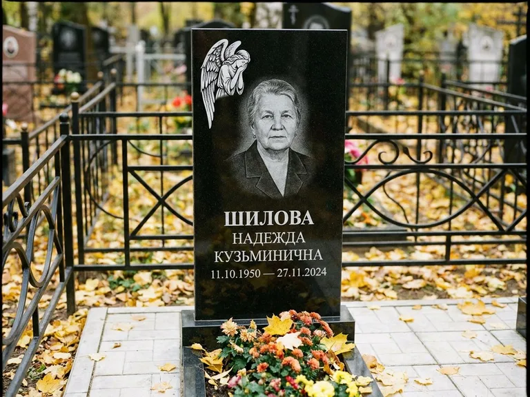 Памятник с гравировкой ангела — гравировка молящегося ангела в верхней части стелы, работа «Гордеева» в Норильске