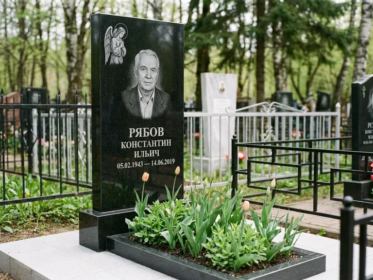 Памятник с гравировкой ангела — гравировка ангела с крестом рядом с эпитафией, работа «Фаддеев» в Норильске