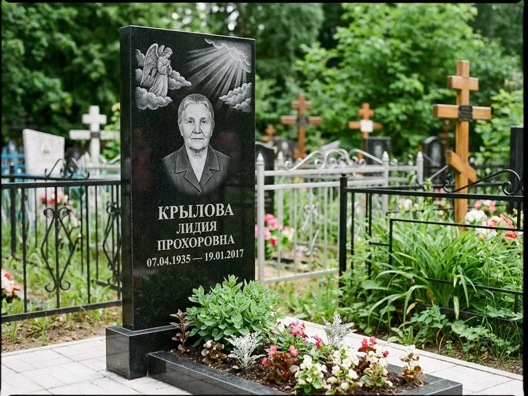 Памятник с гравировкой ангела — гравировка ангела в облаках с лучами над портретом, работа «Лобанова» в Норильске