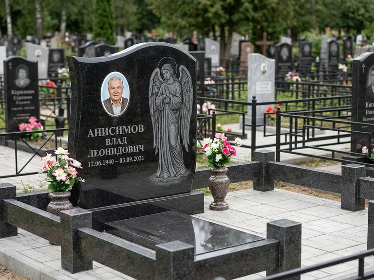 Памятник с гравировкой ангела — белая гравировка скорбящего ангела над портретом, работа «Свиридов» в Норильске