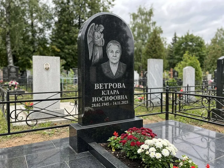 Памятник с гравировкой ангела — гравировка ангела-хранителя сбоку от портрета, работа «Игнатова» в Норильске
