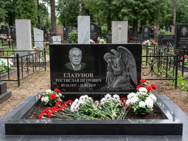 Памятник с гравировкой ангела — гравировка молящегося ангела в верхней части стелы, работа «Доронин» в Норильске