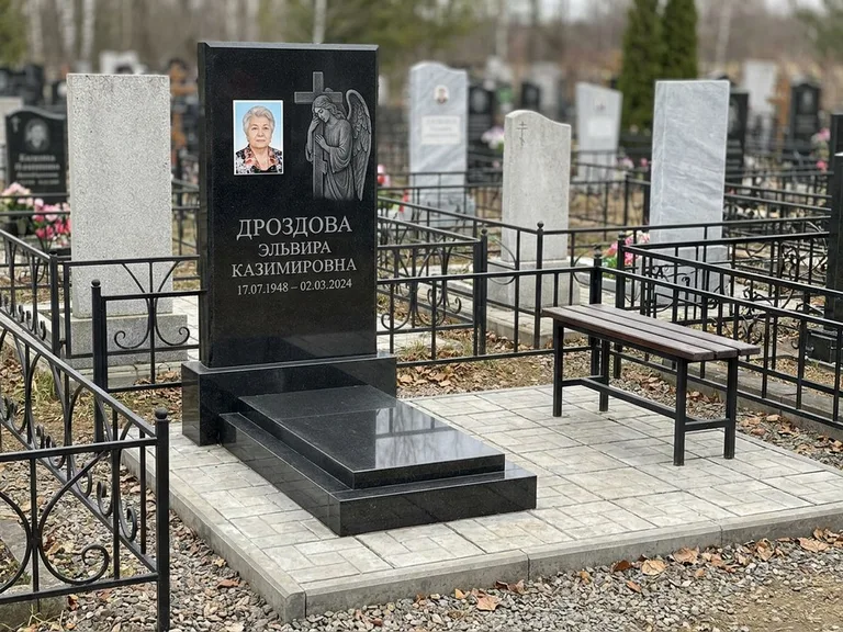 Памятник с гравировкой ангела — гравировка ангела с крестом рядом с эпитафией, работа «Яковлева» в Норильске