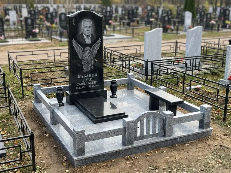 Памятник с гравировкой ангела — гравировка ангела с голубем по диагонали стелы, работа «Пономарёв» в Норильске