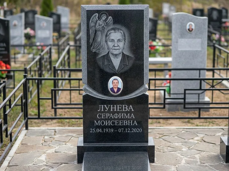 Памятник с гравировкой ангела — гравировка двух ангелов по сторонам портрета, работа «Журавлёва» в Норильске