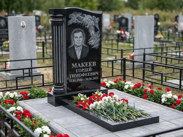 Памятник с гравировкой ангела — гравировка ангела в облаках с лучами над портретом, работа «Селиванов» в Норильске