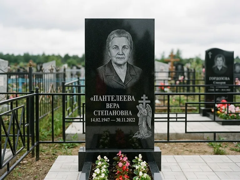 Памятник с гравировкой ангела — гравировка ангела с крестом рядом с эпитафией, работа «Пантелеева» в Норильске