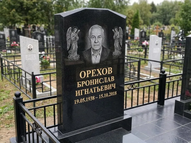 Памятник с гравировкой ангела — гравировка ангела-хранителя сбоку от портрета, работа «Фаддеев» в Норильске