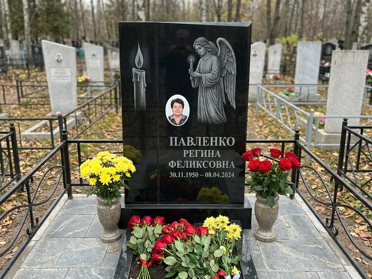 Памятник с гравировкой ангела — гравировка молящегося ангела в верхней части стелы, работа «Пантелеева» в Норильске