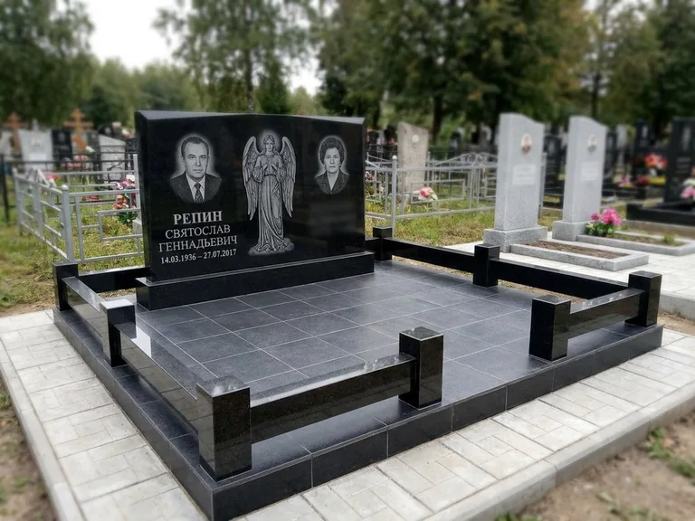Памятник с гравировкой ангела — гравировка ангела с крестом рядом с эпитафией, работа «Касаткин» в Норильске
