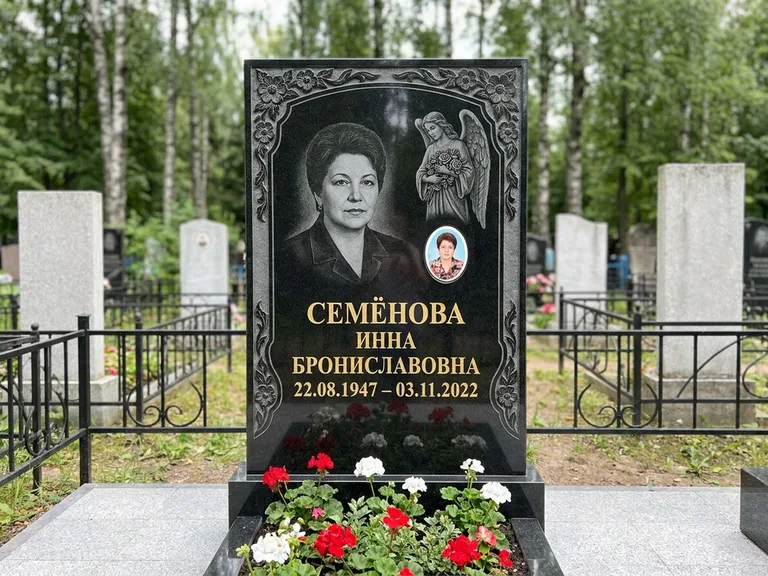 Памятник с гравировкой ангела — гравировка ангела с голубем по диагонали стелы, работа «Лобанова» в Норильске