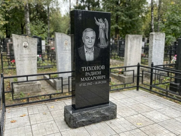 Памятник с гравировкой ангела — гравировка двух ангелов по сторонам портрета, работа «Свиридов» в Норильске