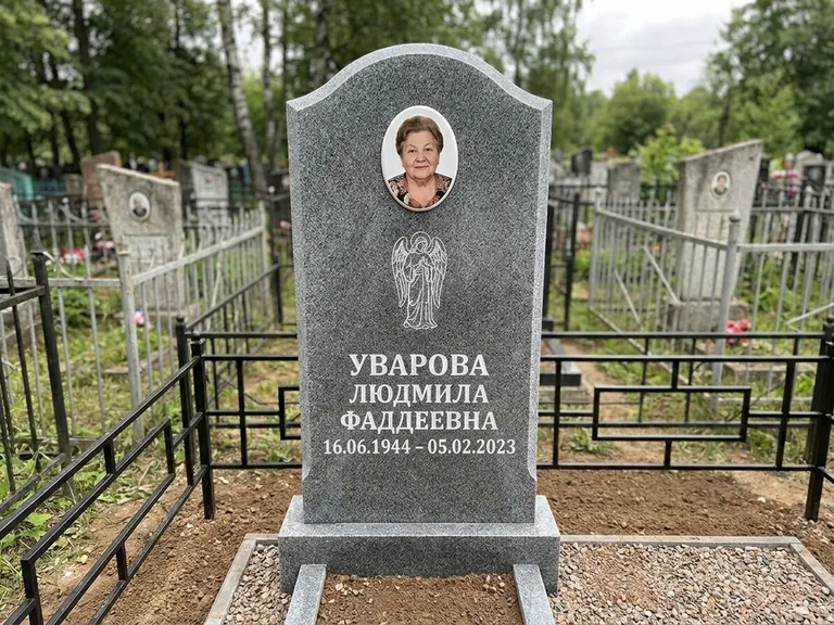 Памятник с гравировкой ангела — гравировка ангела в облаках с лучами над портретом, работа «Игнатова» в Норильске